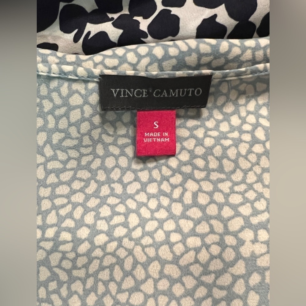 🛍️ VINCE CAMUTO Light blue and white printed blouse size S. - Picture 8 of 11
